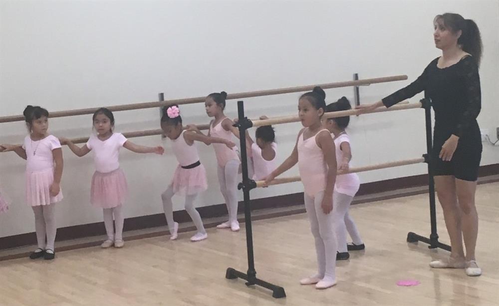 Children ballet dance class - work on barre