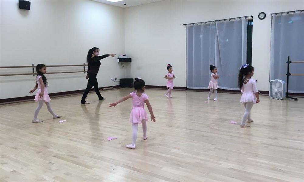 Una nueva clase abierta de ballet de niñas de 4 a 6 años. 7 bailarinas  mostraron su evolución y aprendizaje este año y se preparan para los…